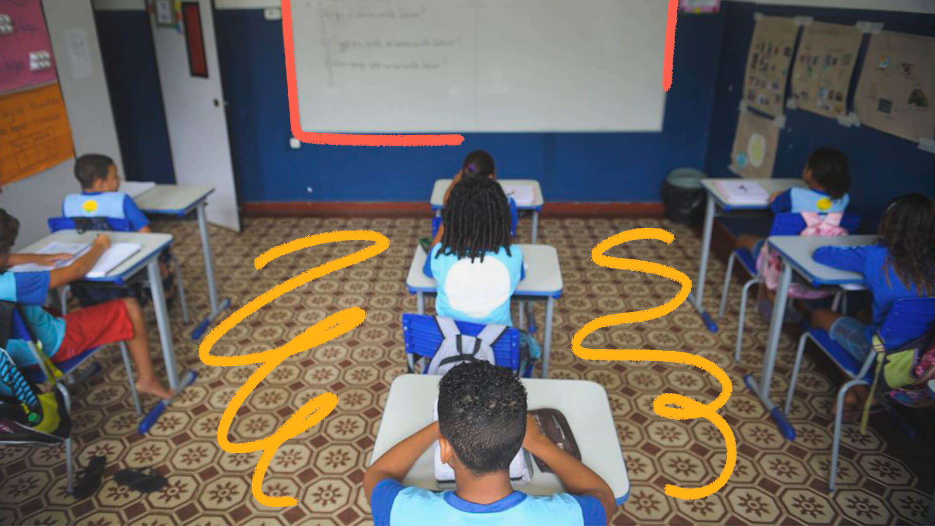 Alunos estão de costas, sentados em cadeiras e apoiados em carteiras, em uma sala de aula. Imagem ilustra matéria sobre queda de ações de combate ao racismo em escolas públicas.