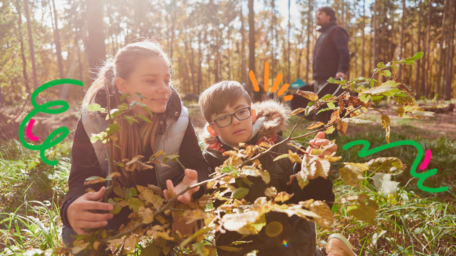 Foto de uma menina e um menino numa área aberta com árvores. As crianças seguram um galho com folhas secas. A matéria sobre ecoansiedade.