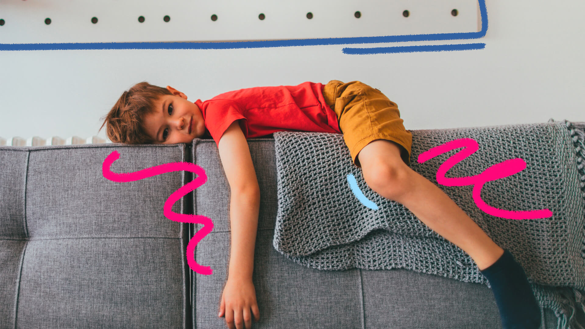Ficar a toa: uma criança está deitada nas costas do sofá.