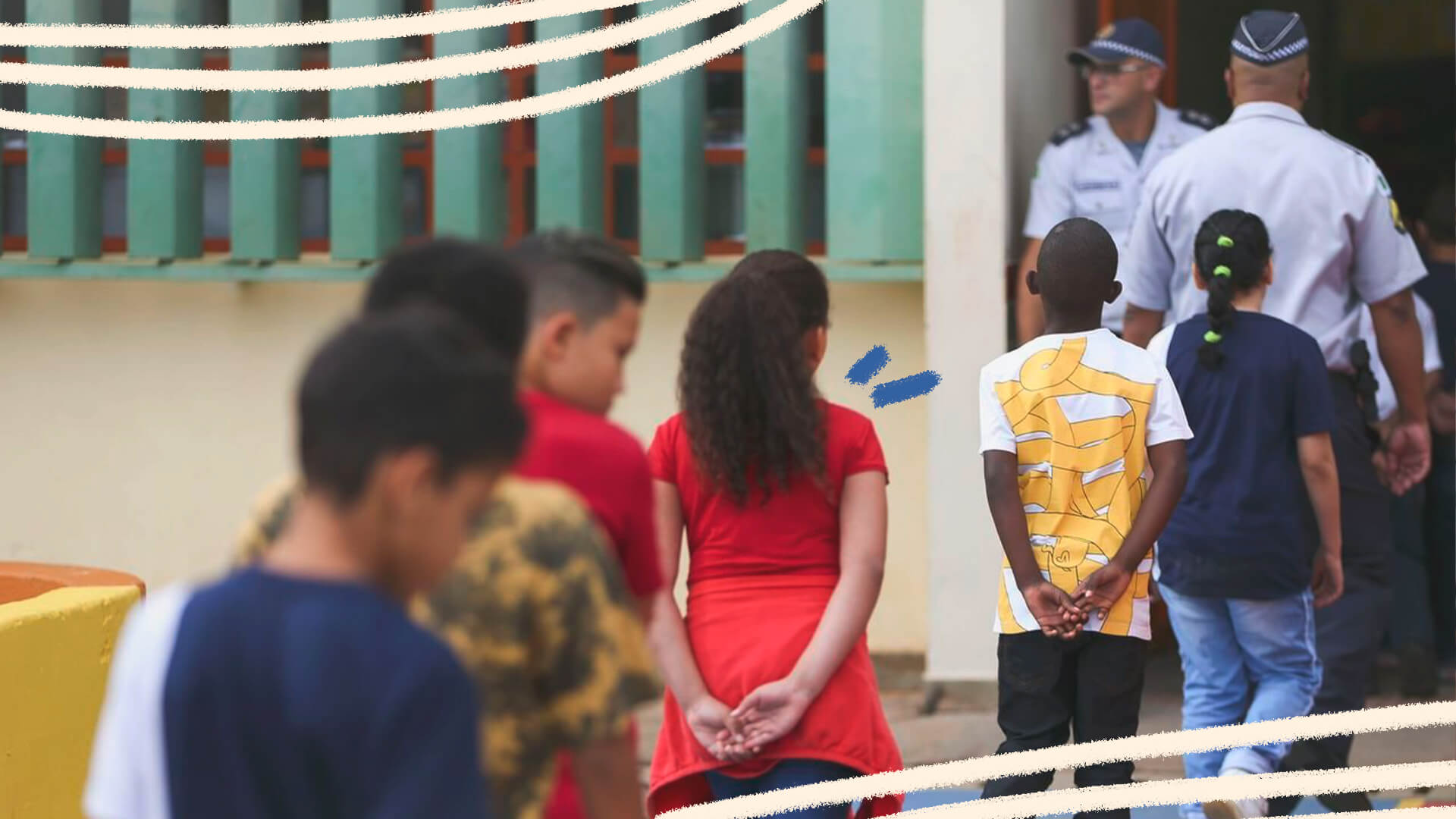crianças de costas vestindo roupas coloridas estão em fila aguardando para entrar em uma escola com militares na porta.