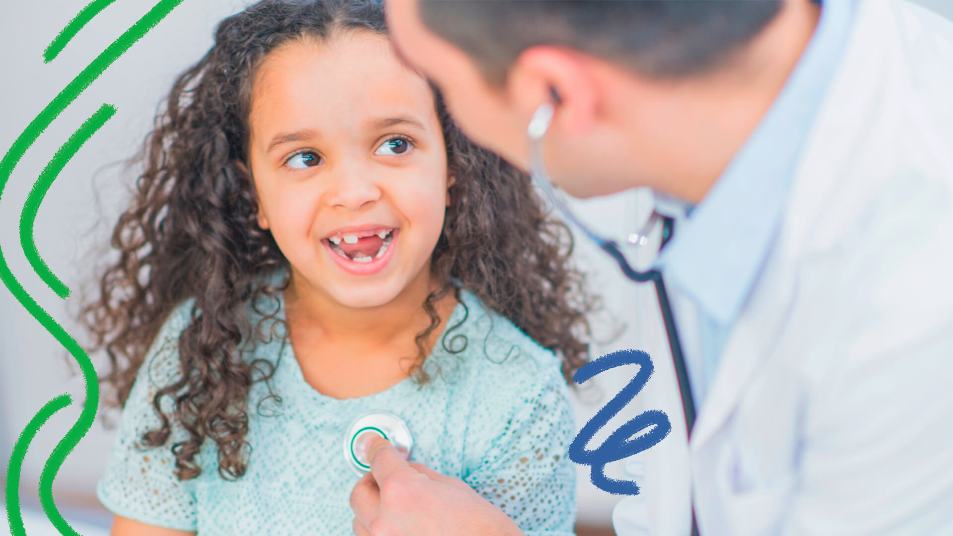 Na imagem, uma menina conversa com um médico, que utiliza um estetoscópio. Imagem ilustra matéria sobre práticas na pediatria que priorizam o melhor interesse da criança.