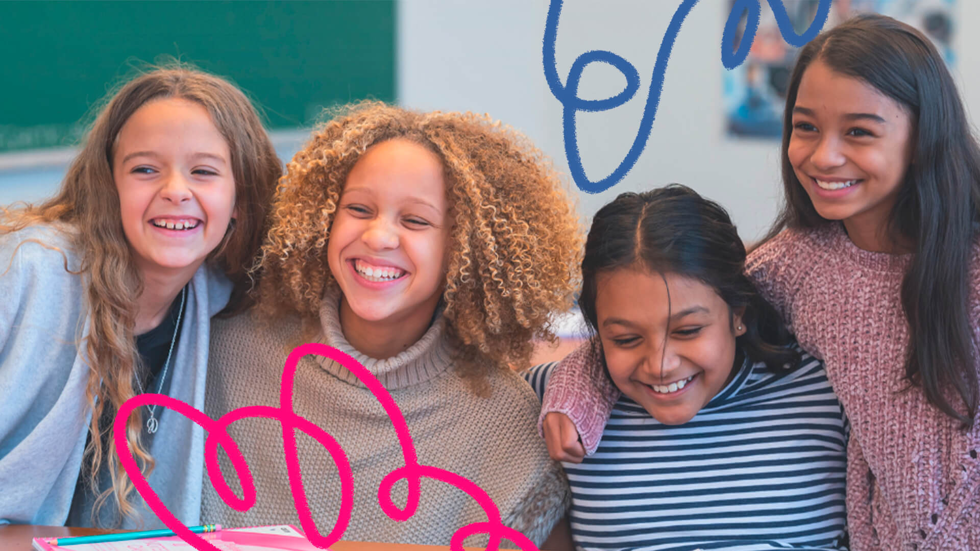 Um grupo multiétnico de quatro meninas em uma sala de aula. Todas sorriem. A imagem possui intervenções de rabiscos coloridos.