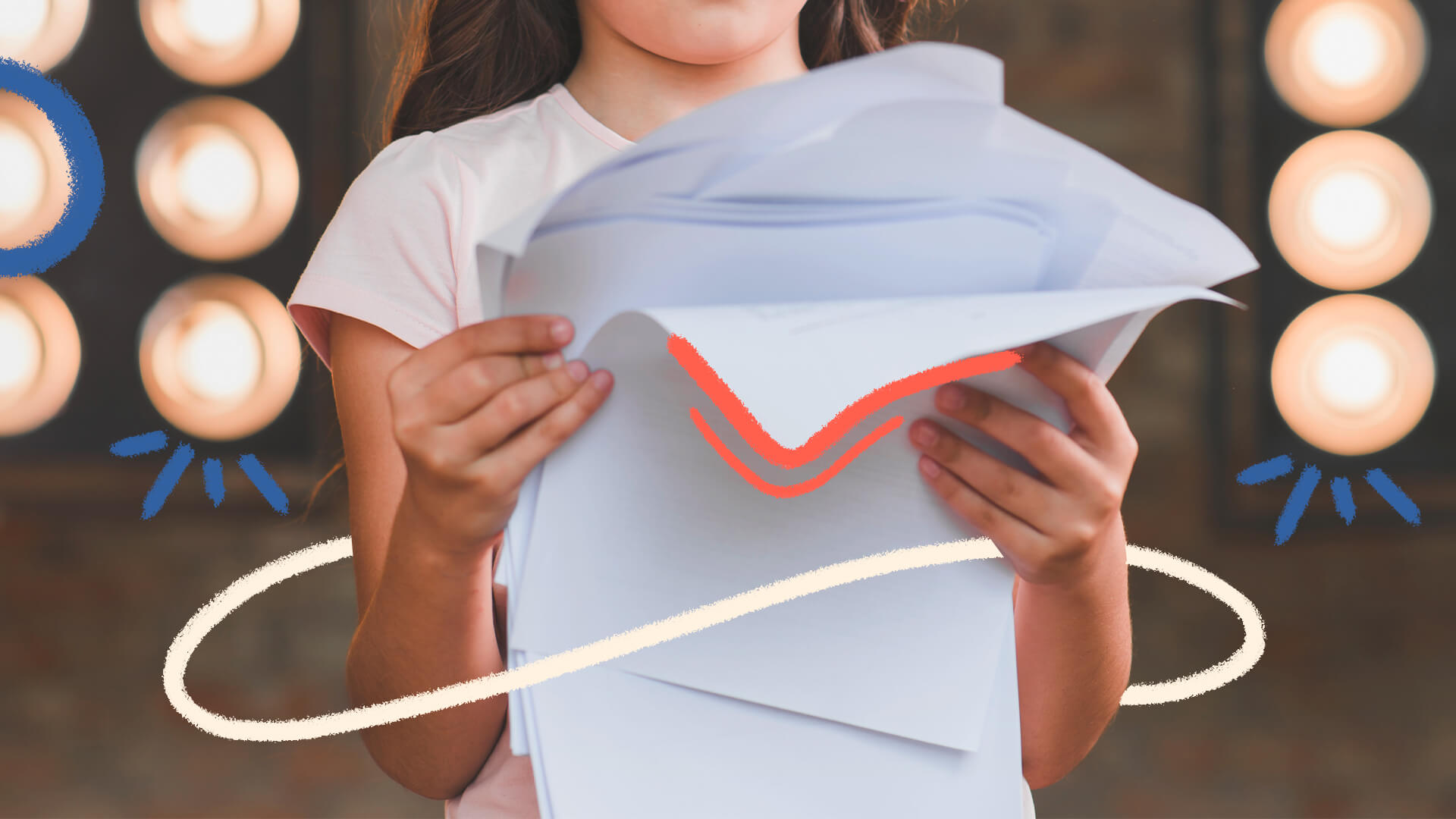 Foto do torso de uma menina vestindo camiseta branca e segurando folhas de papel. Ela está em um palco, de onde se vê a iluminação atrás dela.