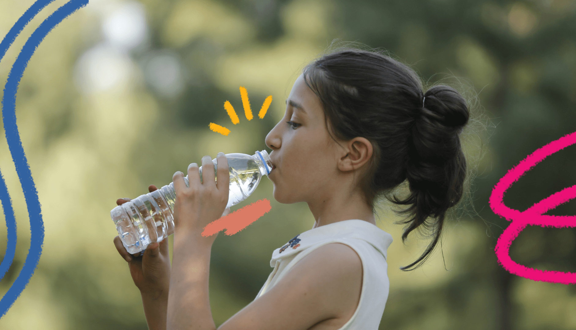 Uma menina bebe uma garrafa de água. A imagem ilustra matéria sobre como proteger as crianças durante a onda de calor.