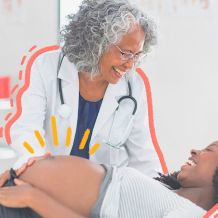 Imagem para ilustrar a lista dos benefícios do pré-natal mostra uma mulher grávida, negra e de cabelos cacheados está deitada em uma consultório e sendo examinada por uma médica mulher negra, de cabelos grisalhos, vestindo jaleco.