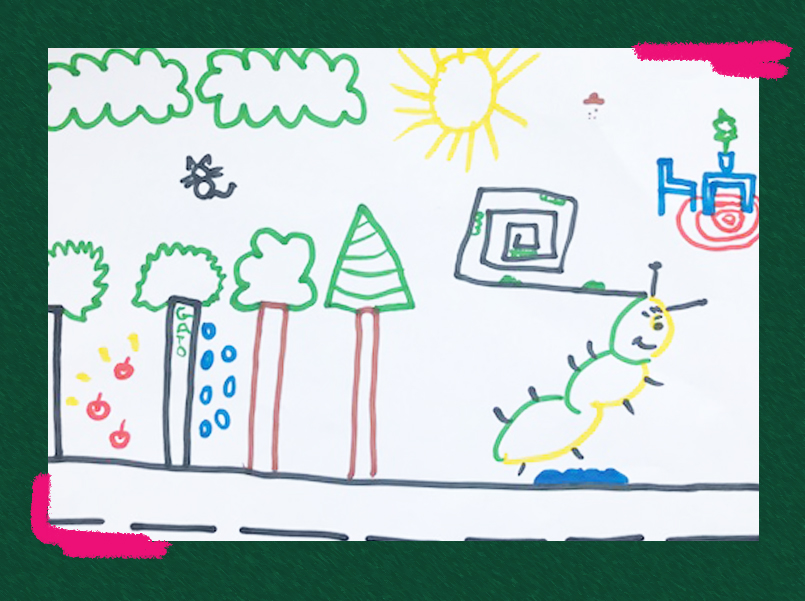 Arte com moldura em cor rosa e bordas verdes mostra um desenho feito por criança em que tem uma paisagem com árvores, frutas, nuvens, sol, lagarta e gato.