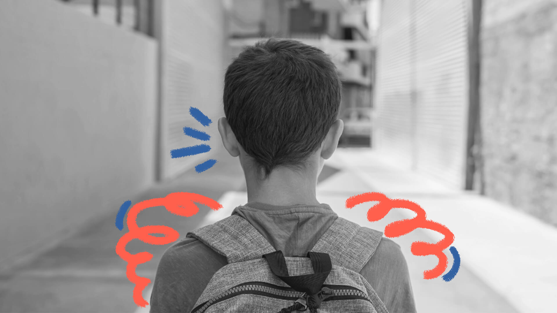Imagem em preto e branco de um menino branco, de costas, com uma mochila nas costas. A imagem ilustra matéria de ameaças às escolas.