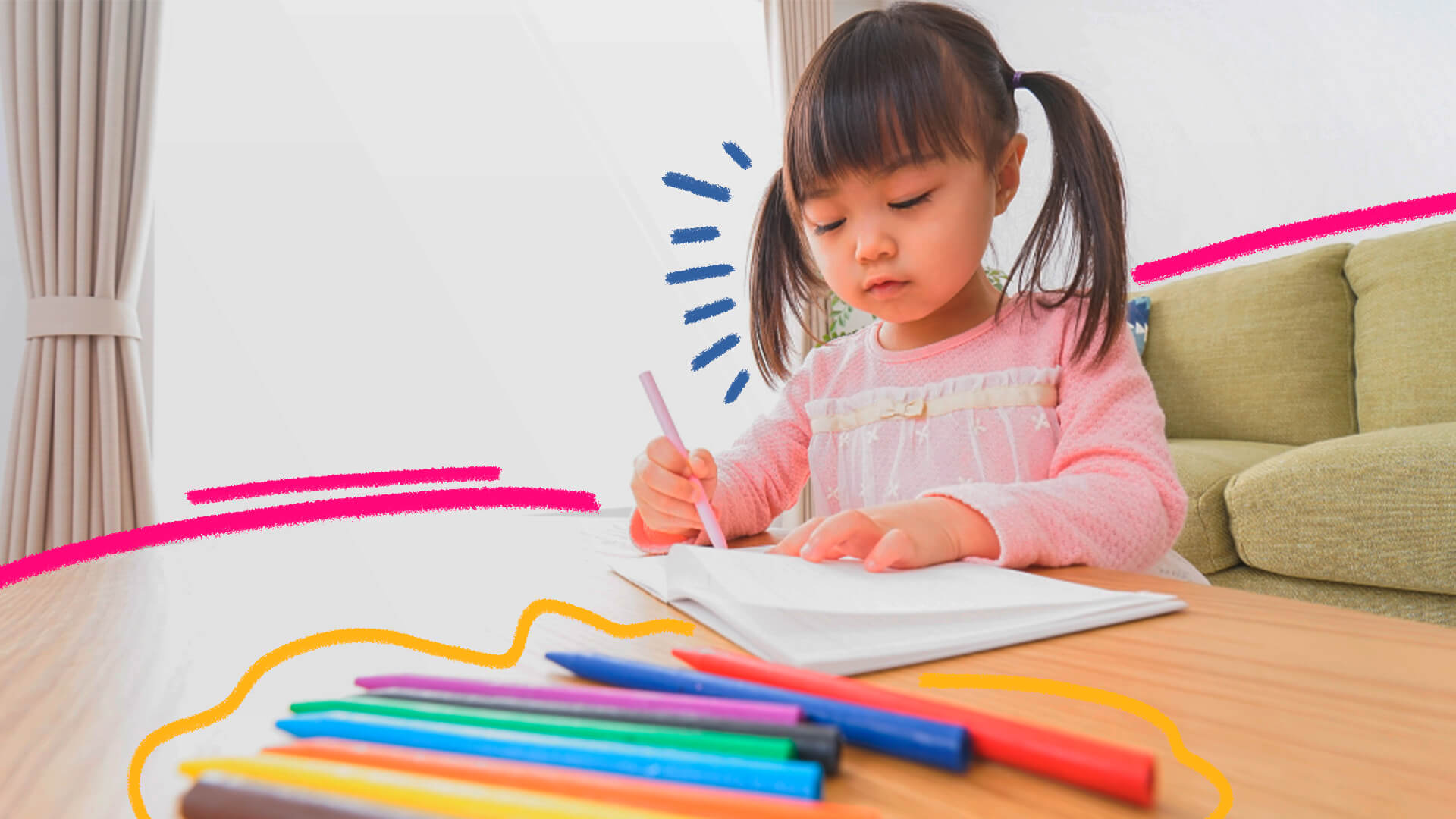 Imagem mostra uma menina branca com cabelo liso escuro sentada e desenhando com papel em canetas coloridas