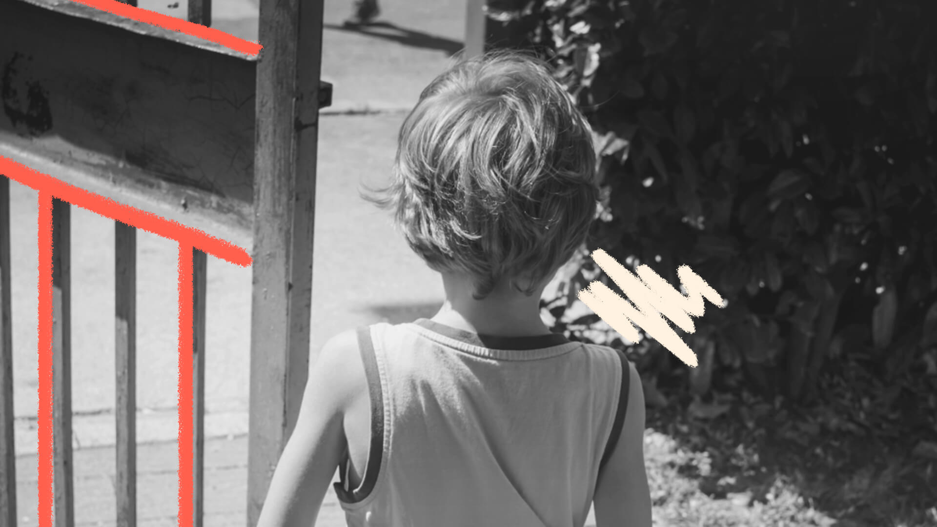 Na imagem, um menino está de costas, sozinho em um ambiente aberto. A imagem é em preto e branco e ilustra matéria sobre tráfico de pessoas.