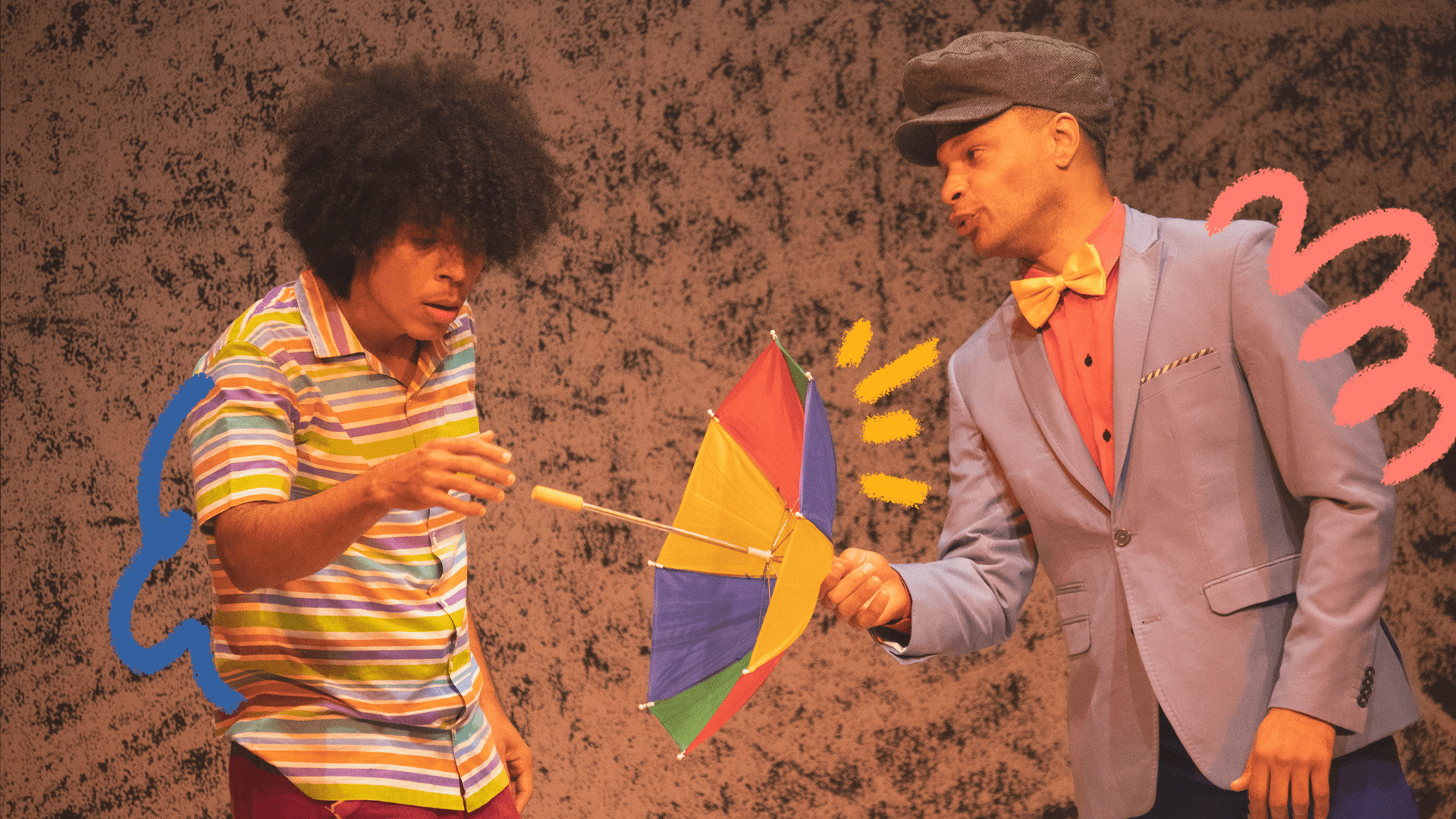 Imagem mostra cena do espetáculo musical Bento Batuca, em que um ator negro de camisa listrada segura um guarda-chuva colorido de frevo, equanto outro ator negro usa chapéu, terno e gravata borboleta.