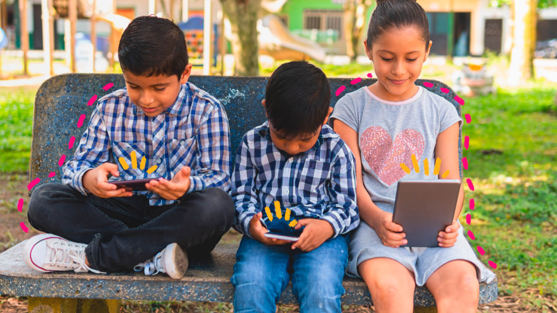 Imagem ilustra matéria sobre o uso do youtube por crianças. Dois meninos e uma menina estão sentados em um banco de praça utilizando telas de smatphones e tablets.