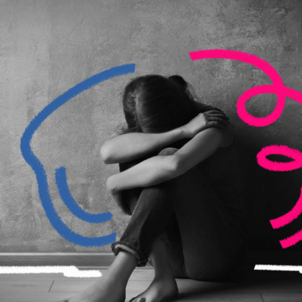 Imagem ilustra matéria sobre o aumento de violência contra a mulher. Em uma foto em preto e branco, uma mulher está sentada no chão com a cabeça baixa.