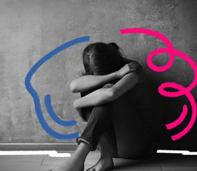 Imagem mostra uma foto em preto e branco, uma jovem sentada no chão com a cabeça baixa.