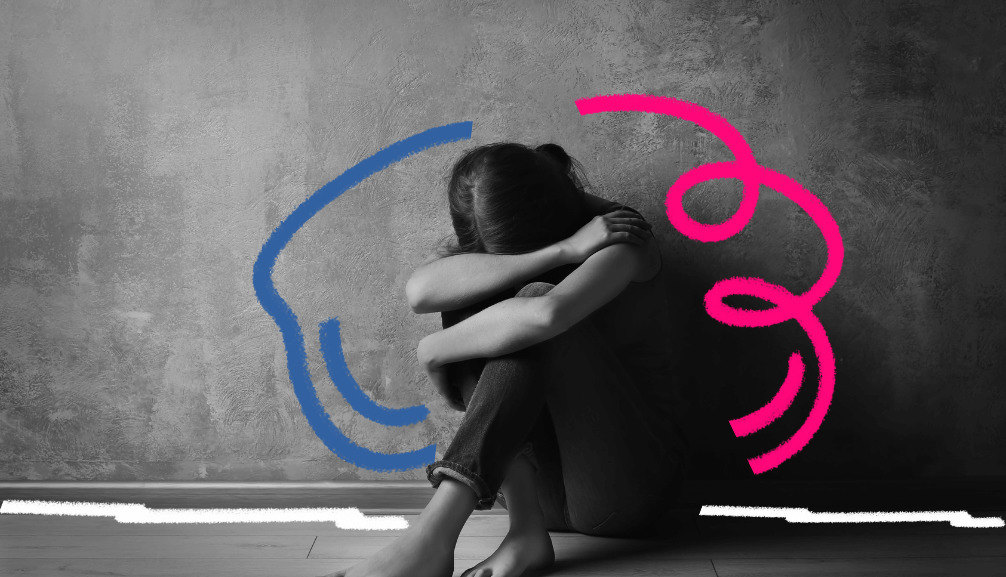 Imagem ilustra matéria sobre o aumento de violência contra a mulher. Em uma foto em preto e branco, uma mulher está sentada no chão com a cabeça baixa.