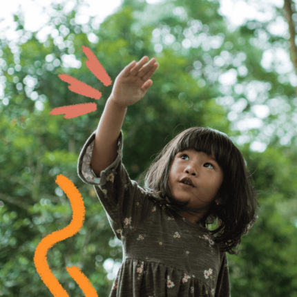 Imagem ilustra a matéria sobre amigos imaginários e ostra uma criança indígena subindo em uma árvore na floresta.