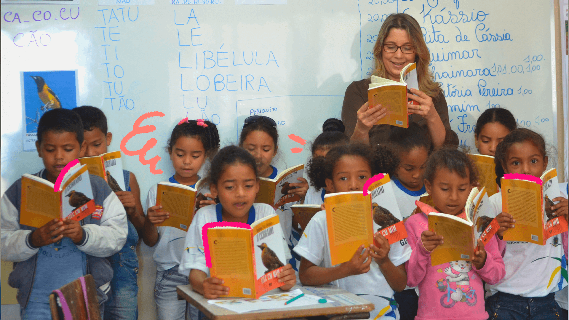 imagem da matéria sobre os desafios para a educação brasileira mostra um grupo de ciranças vestidas de uniforme, em uma sala de aula, lendo livros.