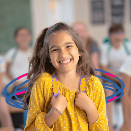 imagem ilustra matéria sobre a virada na vida escolar e mostra uma menina branca de cabelos longos, vestindo camisa amarela e mochila, no meio de uma sala de aula.