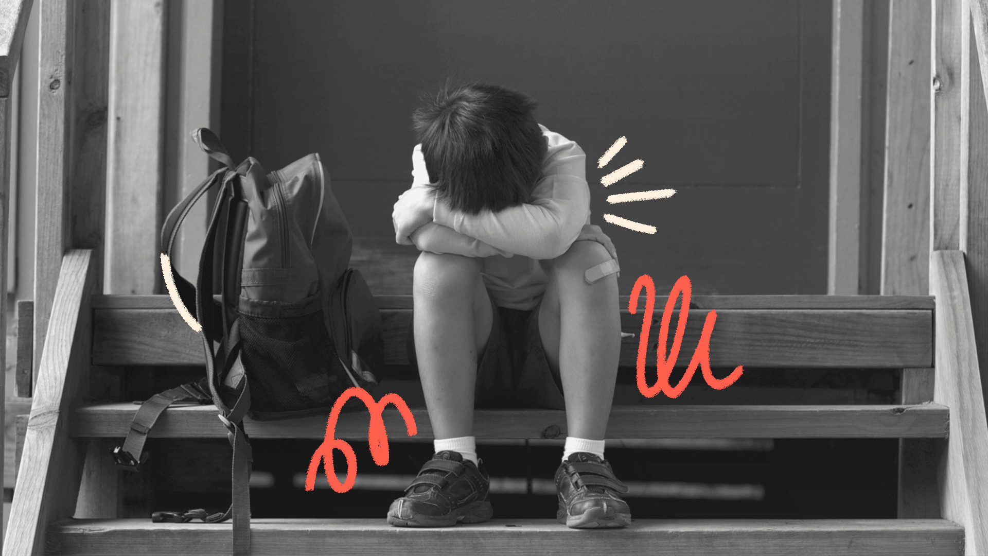 Imagem ilustra matéria sobre a criminalização do bullying e cyberbullying e mostra um menino pequeno sentado em uma escada, escondendo o rsto atrás dos braços. Ao lado, uma mochila.