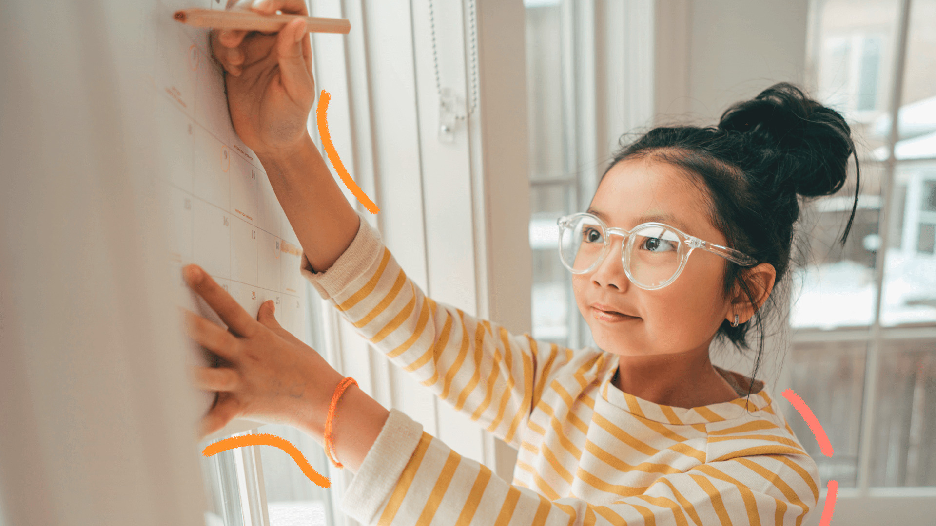 Imagem de capa de matéria sobre o ano bissexto mostra uma menina com traços asiáticos, usando óculos e cabelos presos. Ela escreve com um acaneta em um calendário fixado na parede.