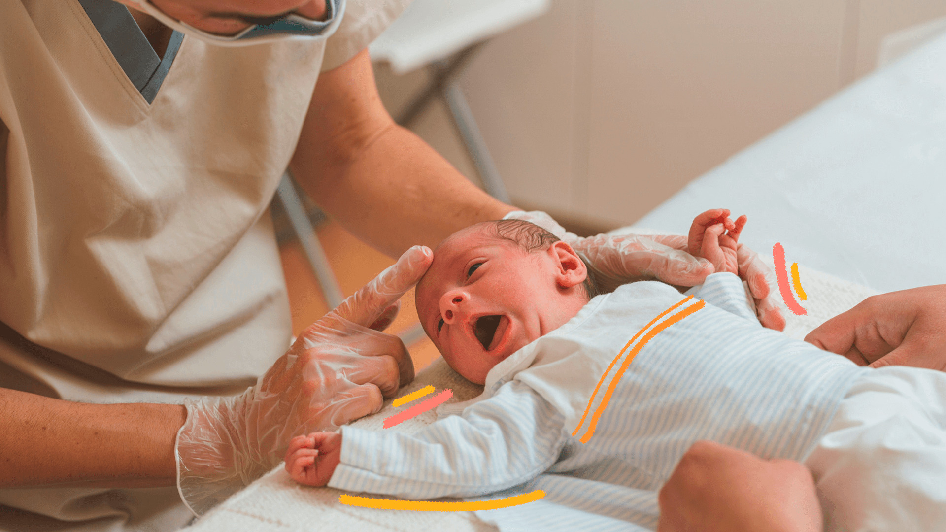 Um bebê recém-nascido de macacão branco é atendido por um médico de jaleco e máscara. A matéria é sobre crianças com doenças raras.