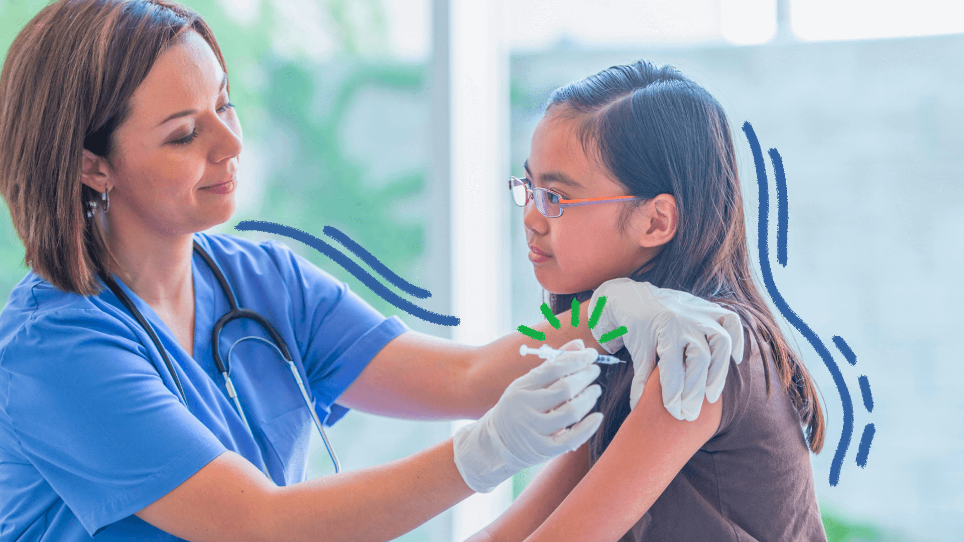 Imagem ilustra a matéria sobre vacinas e volta às aulas e mostra uma enfermeira vestida de azul e luvas aplicando vacina em uma menina parda de cabelos lisos castanhos.