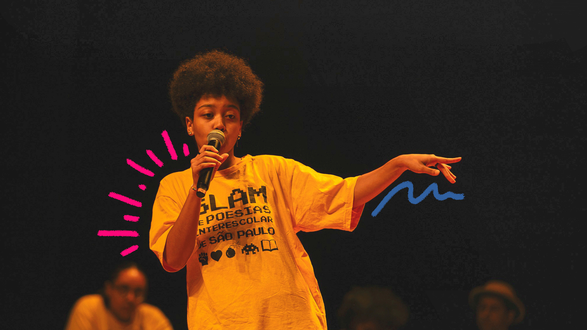 Uma jovem negra de camiseta amarela com a palavra "slam" estampada está segurando um microfone