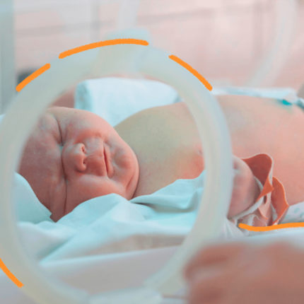 Imagem mostra um bebê branco em uma incubadora hospitalar. A matéria fala sobre a relação das eleições e a mortalidade infantil.