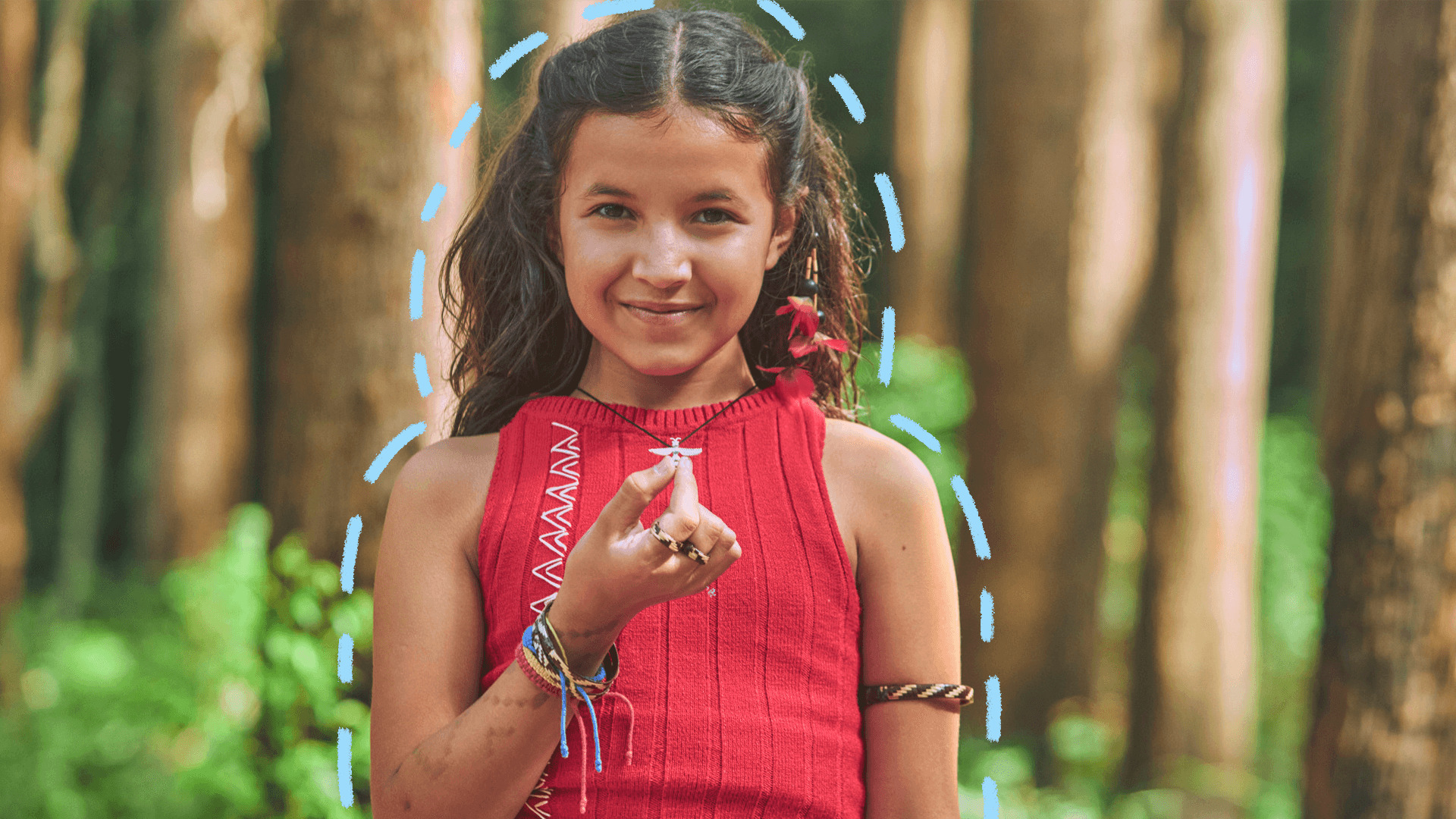 Imagem mostra a protagonista da série da netflix Luz. Um menina parda, de cabelos ondulados vestindo roupa vermelha e acessórios indígenas.
