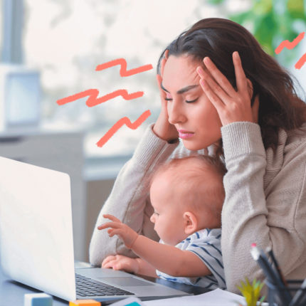 Uma mulher com um bebê no colo está em frente a um computador com as mãos na cabeça. A matéria traz perguntas sobre maternidade 'sem noção' e sugestões de como respondê-las.