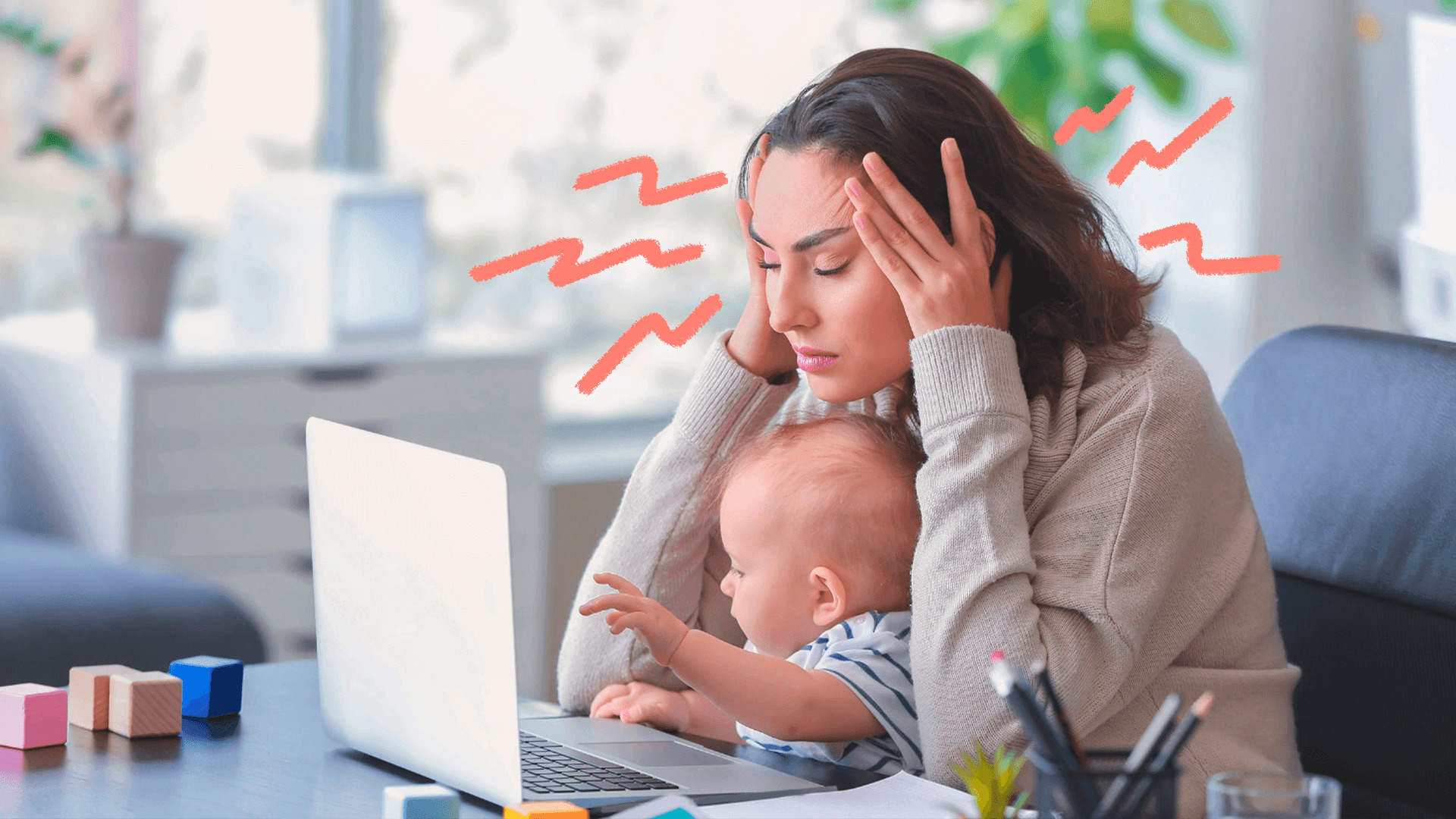 Uma mulher com um bebê no colo está em frente a um computador com as mãos na cabeça. A matéria traz perguntas sobre maternidade sem noção e sugestões de como respondê-las.