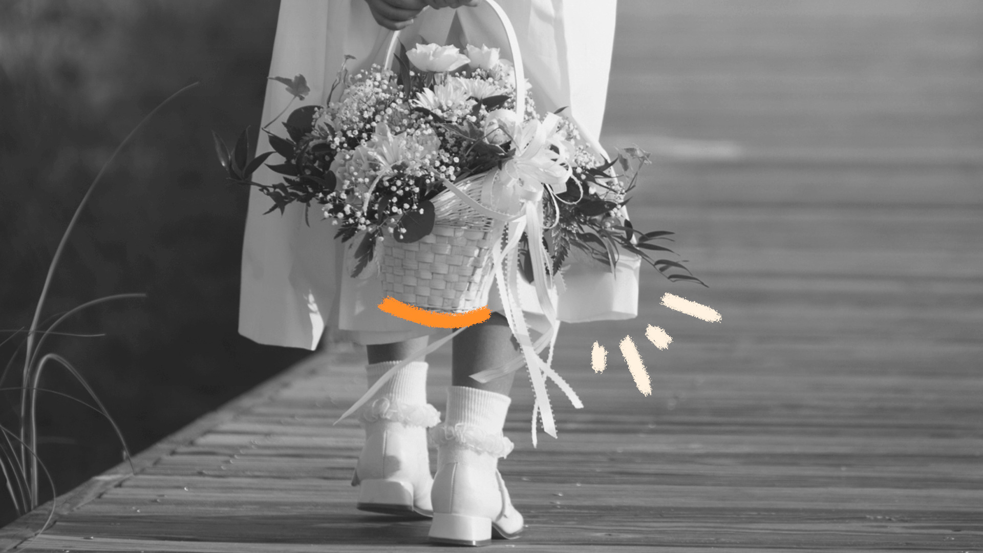 Foto em preto e branco mostra a barra do vestido e os sapatos brancos de uma menina que carrega uma cesta de flores para ilustrar uma matéria sobre casamento infantil