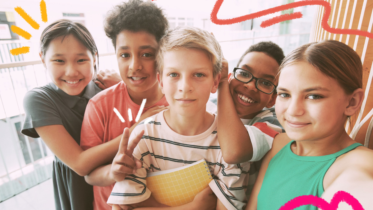 Imagem sobre matéria da adolescência mostra um grupo de meninos e meninas de várias cor de pele sorrindo e posando para a foto