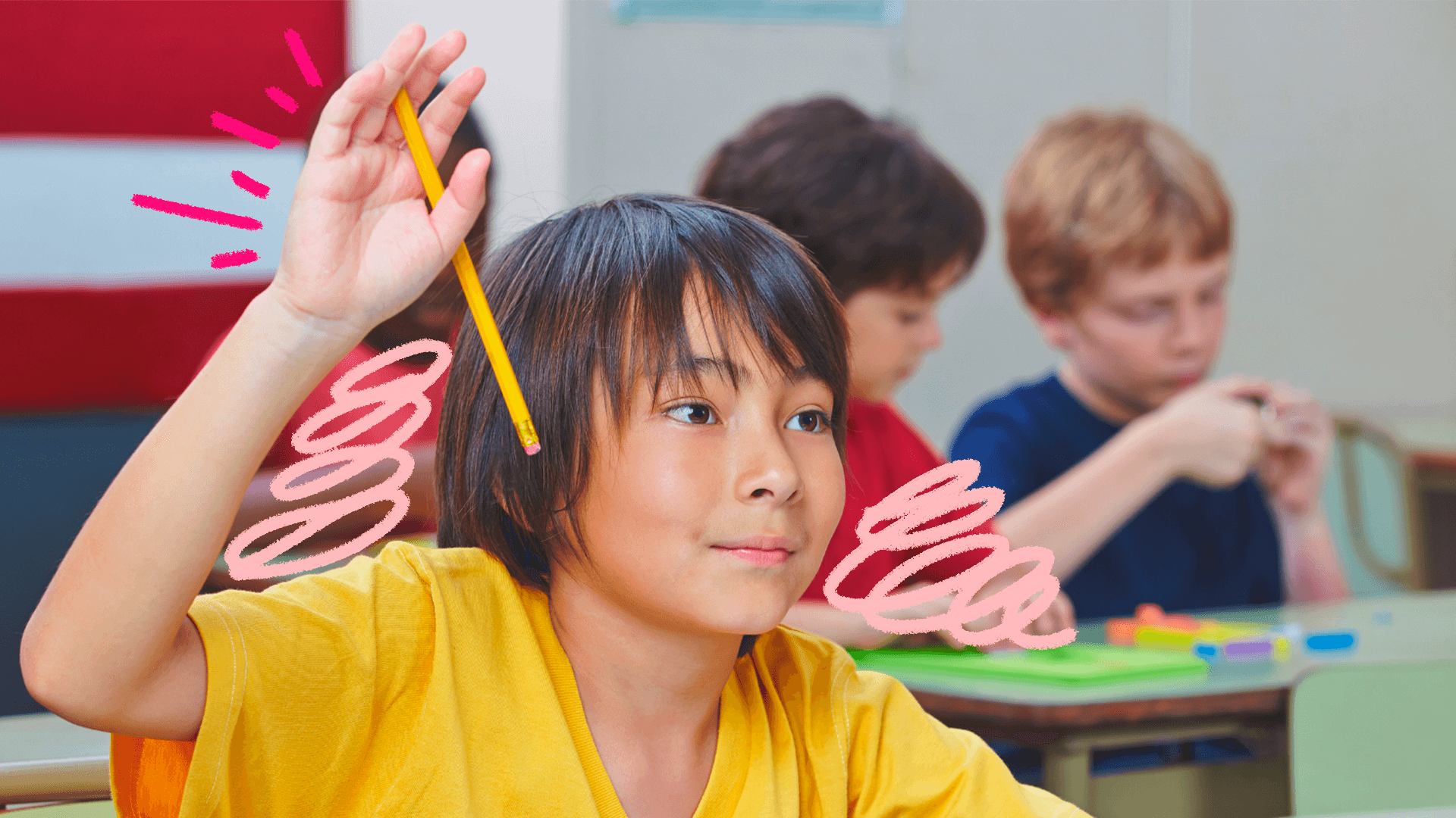 Um menino de cabelo escuro e camiseta amarela levanta a mão que segura um lápis amarelo para fazer uma pergunta na sala de aula. Outras crianças com roupas coloridas estão sentadas em suas respectivas carteiras.