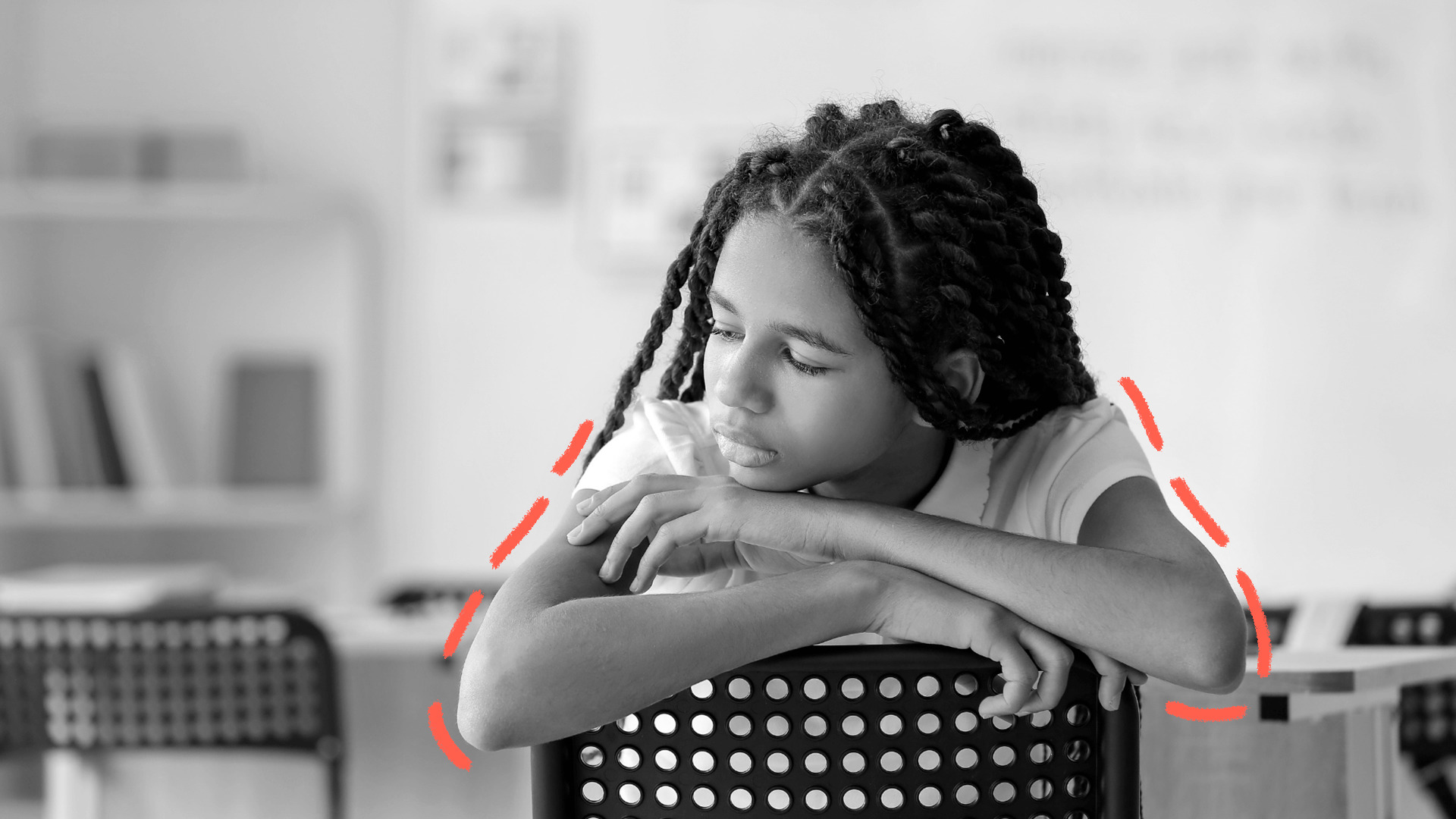 imagem de capa para artigo sobre casos de racismo nas escolas mostra uma menina negra, de cabelos longos e trançados sentada em um acadeira e com o semblante triste.