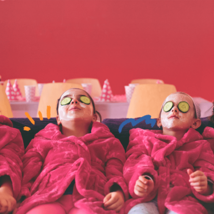 Quatro meninas de roupão rosa, máscara facil e pepino nos olhos estão deitadas relaxando num dia de spa. A matéria fala sobre festas adultizadas para crianças.