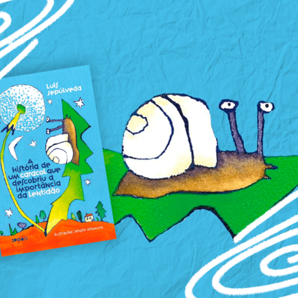 Num fundo azul, o caracol do livro “A história de um caracol que descobriu a importância da lentidão”. Ao seu lado, a capa do livro publicado pela Baião.