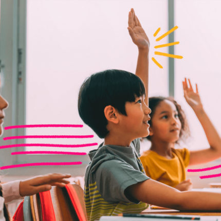 imagem para matéria sobre pesquisa que defende o empoderamento infantil mostra três crianças em uma sala de aula com a smães levantadas pedindo a vez de falar