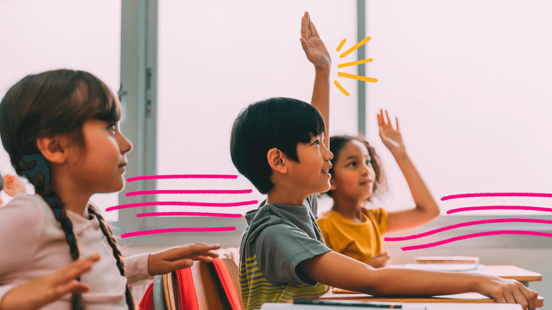 imagem para matéria sobre pesquisa que defende o empoderamento infantil mostra três crianças em uma sala de aula com a smães levantadas pedindo a vez de falar