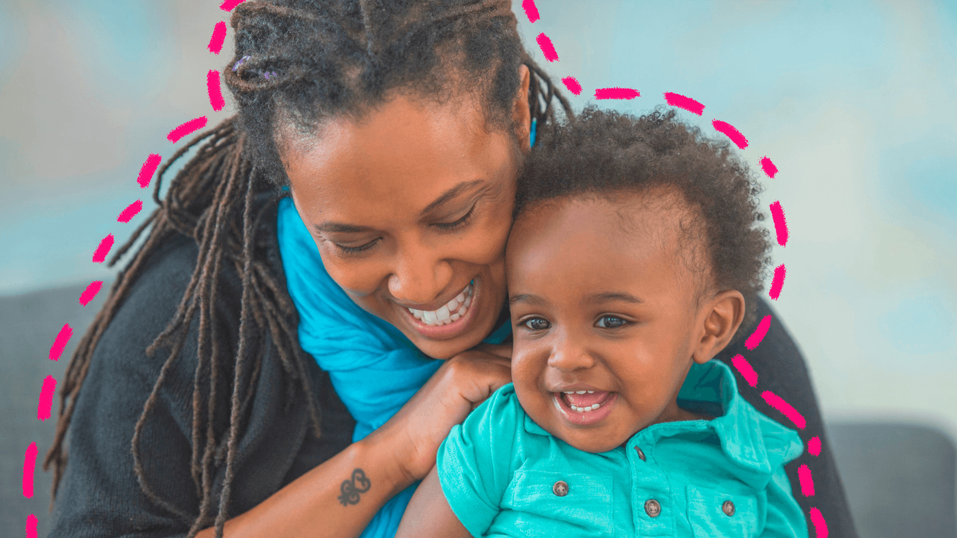 imagem de capa de matéria sobre o novo código civil mostra uma mulher negra, com cabelos dreads locks longos, sorridente e segurando no colo um bebê menino negro que também sorri