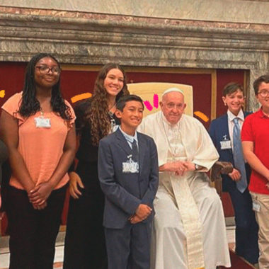 Imagem mostra um grupo de adolescentes ao lado do papa Francisco, onde pedem atenção para a crise climática, no Vaticano.