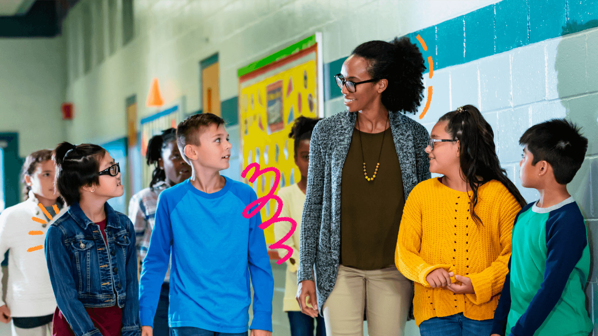 Imagem de capa da notícia sobre as medidas do MEC contra o racismo nas escolas mostra uma mulher negra, de cabelos cacheados e óculos representando uma professora, ao lado de algumas crianças no corredor de uma escola.
