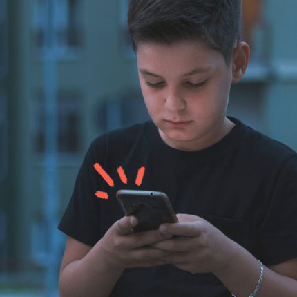 imagem para matéria sobre apostas on-line e crianças motra um menino branco usando camisa preta e um smartphone