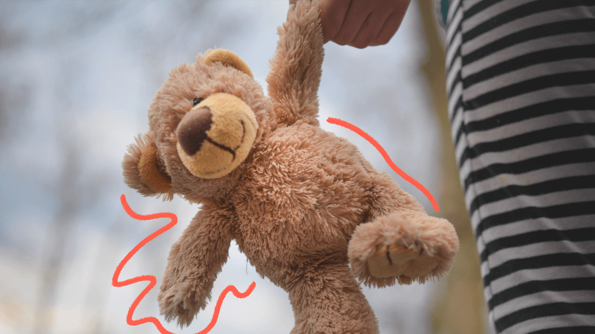 imagem sobre o projeto antiaborto mostra um ursinho de pelúcia marrom segurado pelas mãos de uma criança