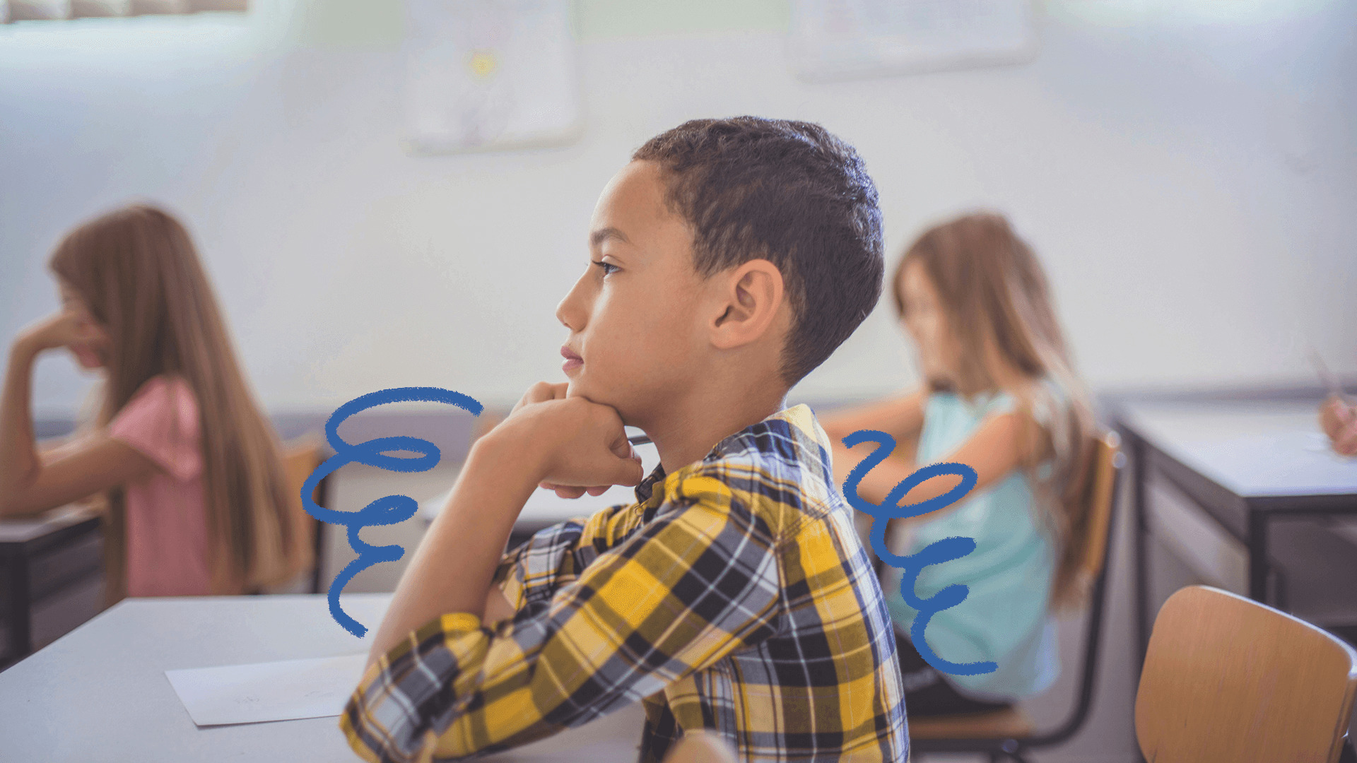 Matéria sobre o Pisa 2022 tem a imagem de uma sala de aula e o destaque para um menino pardo vestindo camisa xadrez sentado na carteira