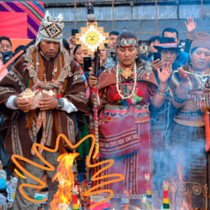 Povos indígenas e africanos celebram festas juninas decoloniais ao redor de uma fogueira.