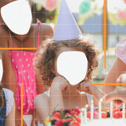 imagem de capa de matéria sobre o uso de fotos de crianças por Inteligência Artificial mostra uma foto de aniversário com várias crianças e uma arte que apaga seus rostos.