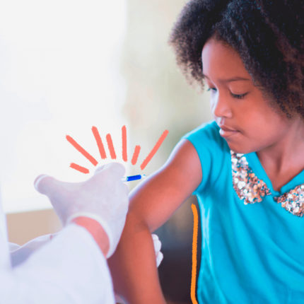 Uma menina negra de blusa azul está tomando uma vacina pelas mãos de um profissional de jaleco e luvas brancas