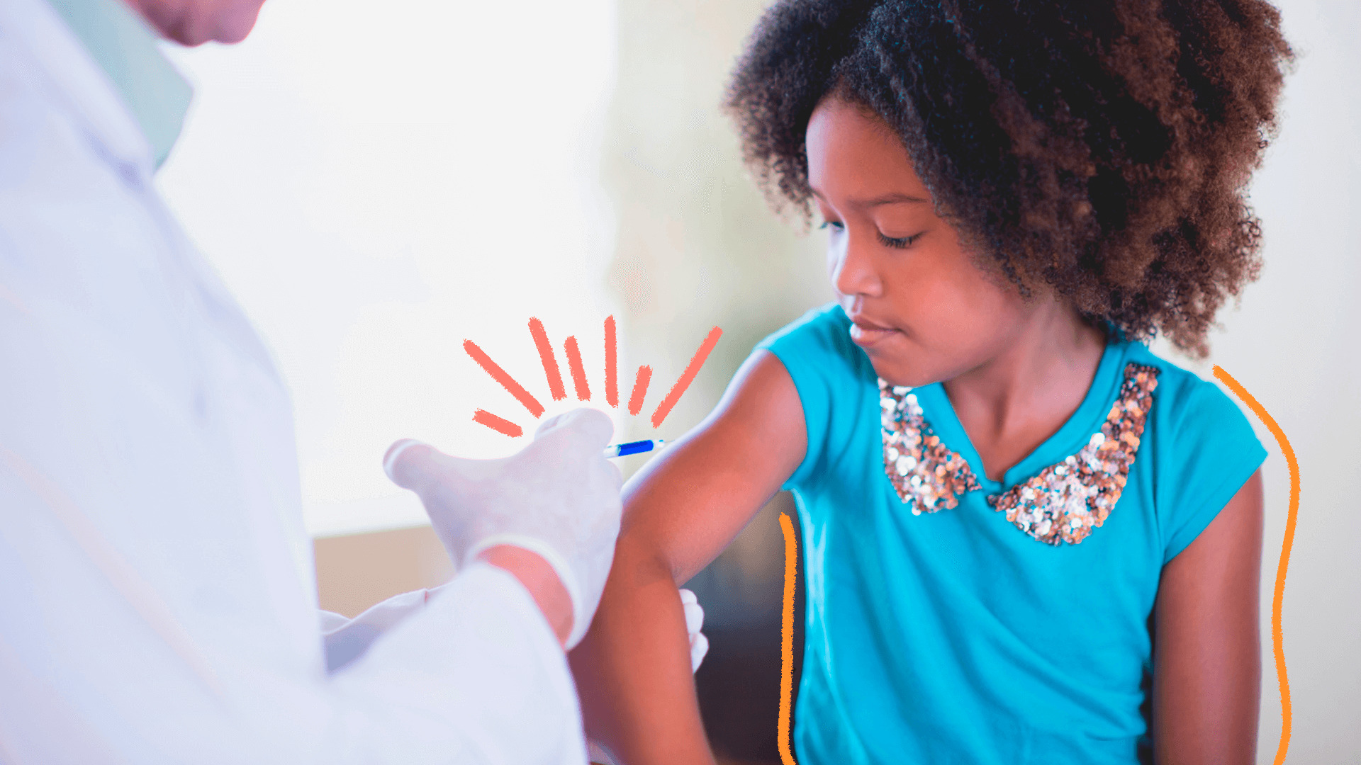 Uma menina negra de blusa azul está tomando uma vacina pelas mãos de um profissional de jaleco e luvas brancas