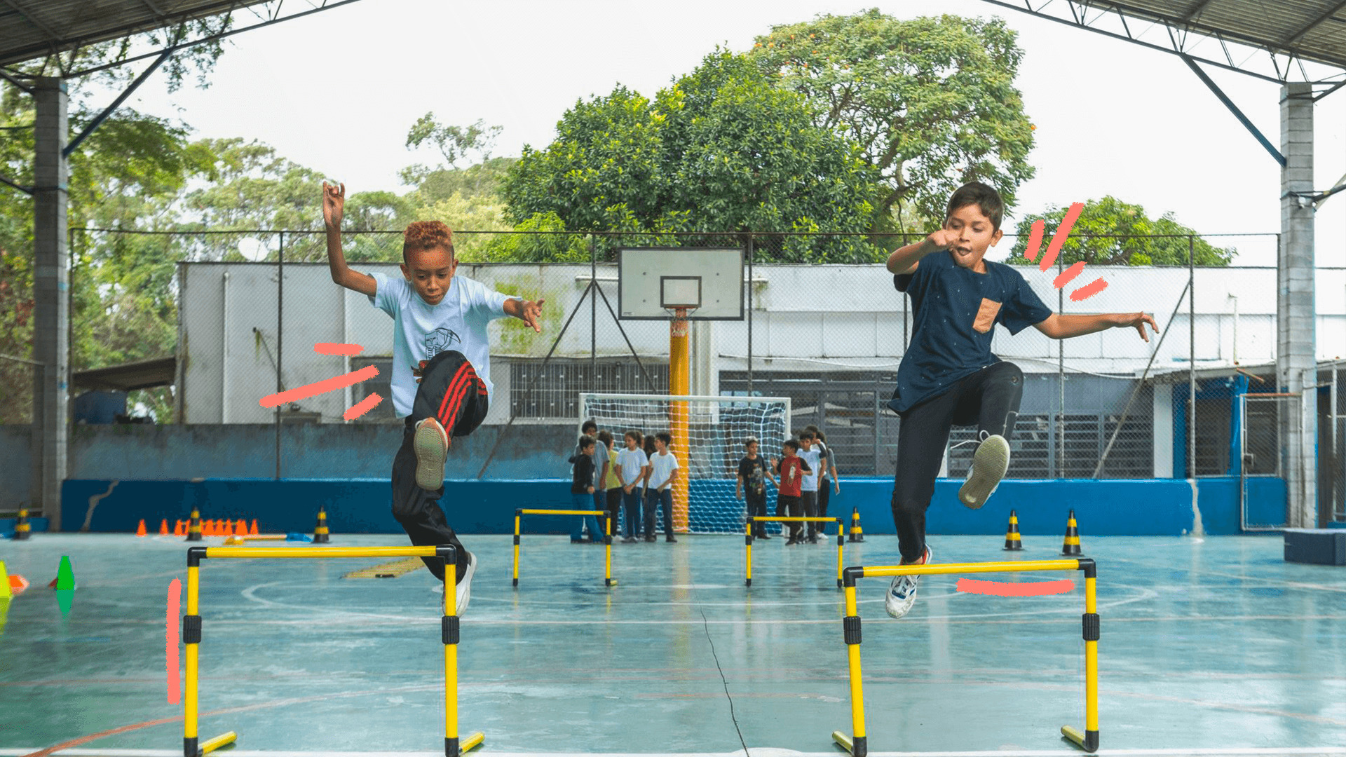 imagem de capa sobre o prˆmio de melhor escola do mundo mostra crianças pulando obstáculos em uma pista de atletismo