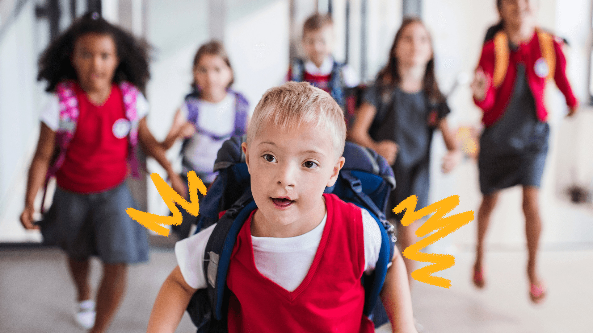 imagem de capa para matéria sobre a evolução da educação especial mostra um menino branco com síndrome de down, usando uniforme escolar e mochila, correndo em um pátio de escola com outras crianças ao fundo